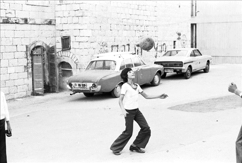 Child playing in Daniel st.